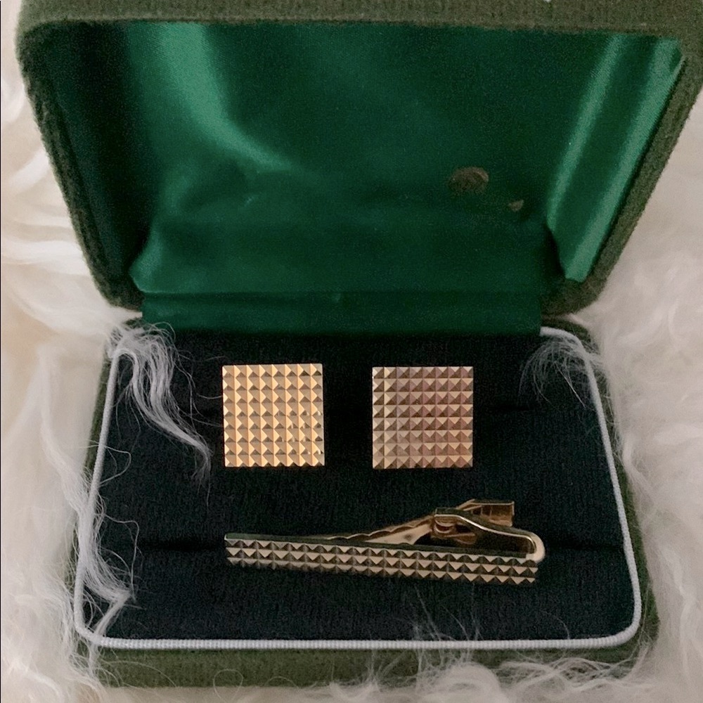 ROYAL Windsor Luxurious GoldTone Textured Cufflinks and Tie Clip Set